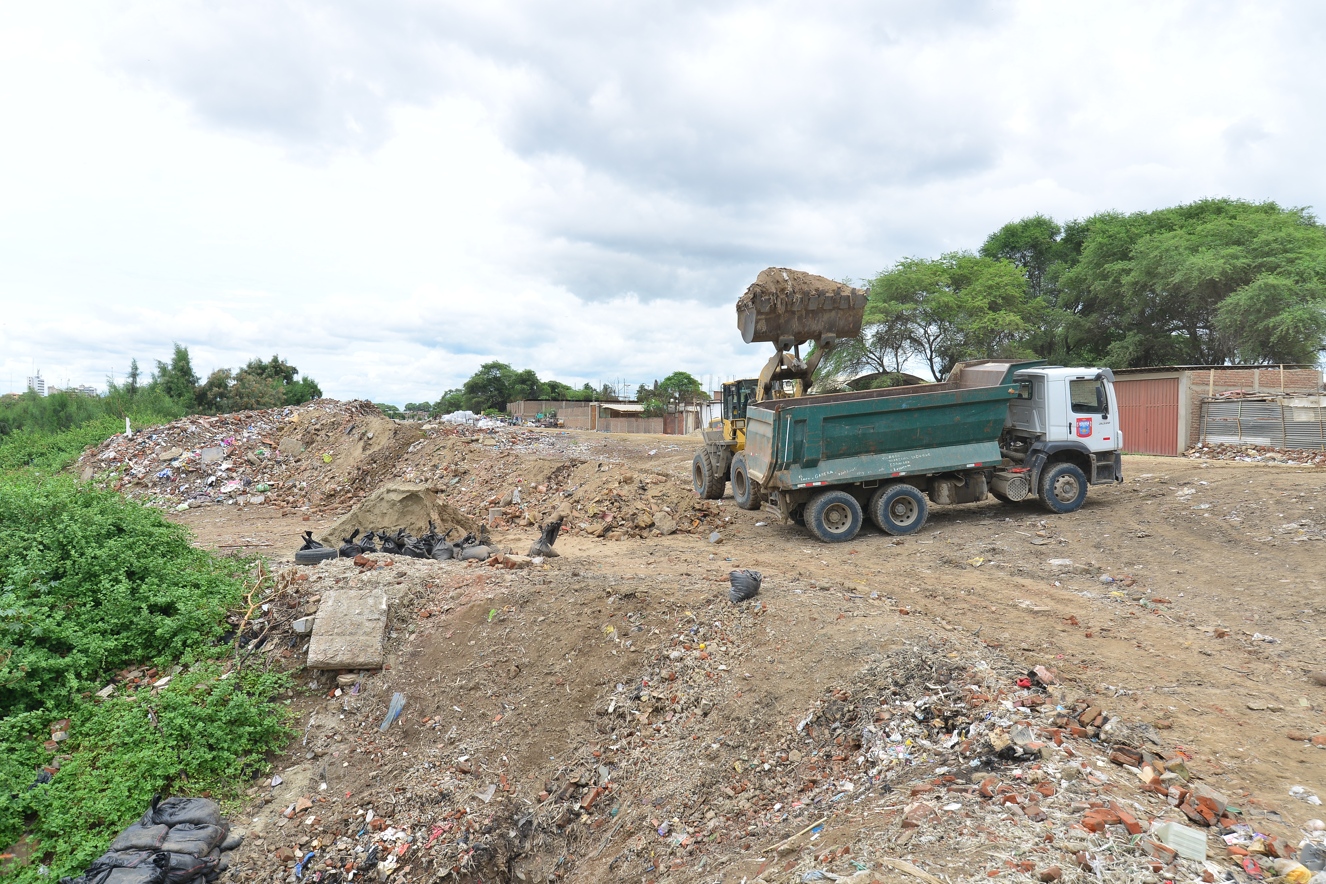 Maquinaria municipal trabajó en la ribera del rio Piura hasta altas horas de la noche