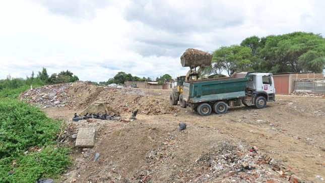 Maquinaria municipal trabajó en la ribera del rio Piura hasta altas horas de la noche