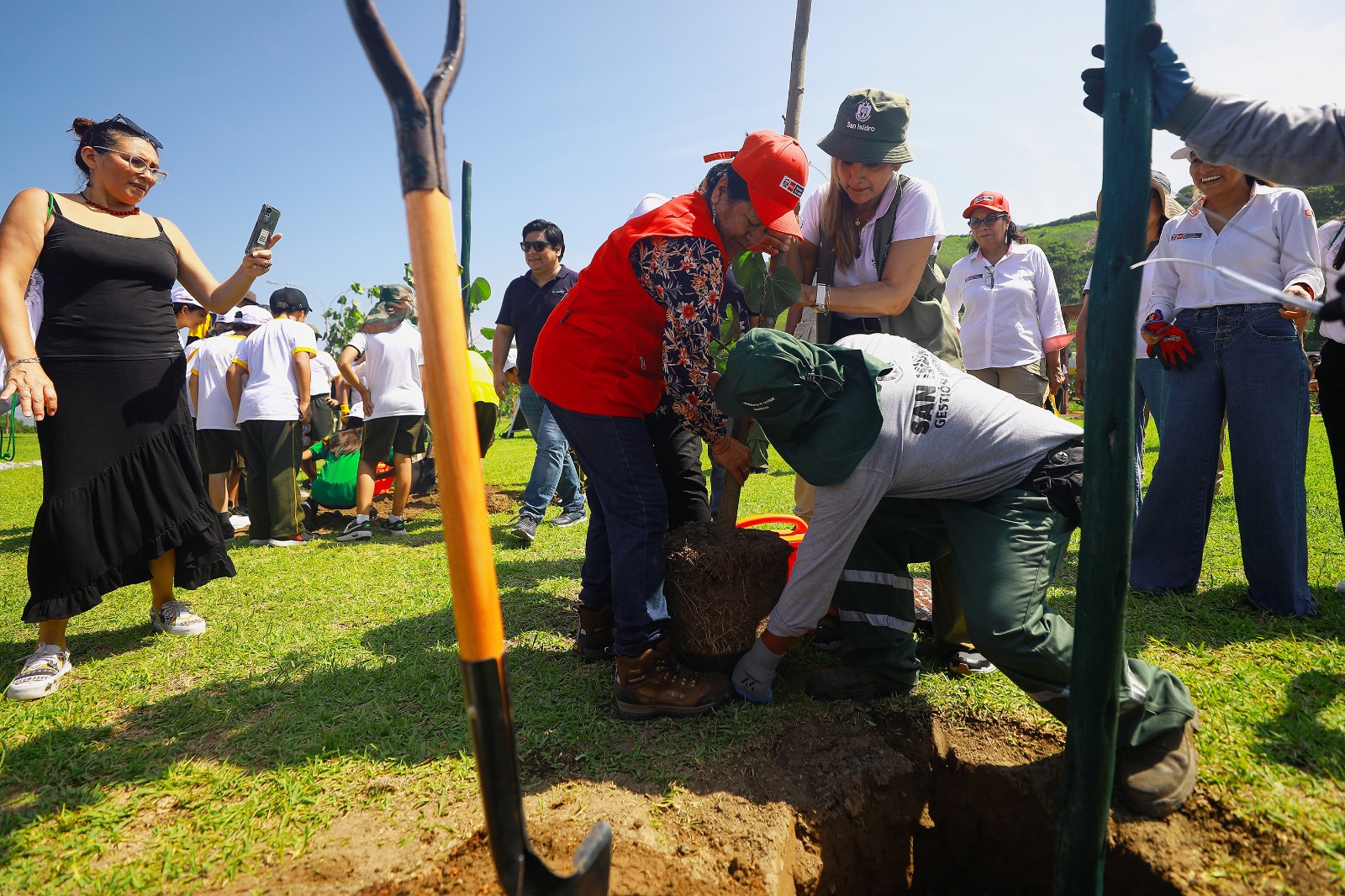 Plantamos 200 nuevos árboles en el Bosque Bicentenario