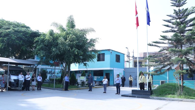 Izamiento del pabellón nacional realizaron trabajadores de UGEL UNO