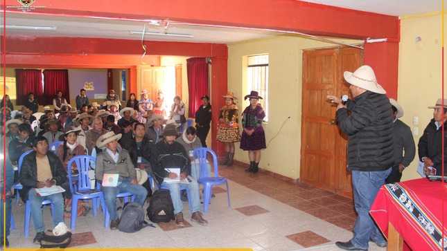 La Municipalidad Distrital de Colquemarca realizó el Presupuesto Participativo Basado en Resultados Colquemarca 2024. El evento contó con la participación del Alcalde Prof. Santos Oviedo Ataucuri, la plana de Regidores, equipo técnico, sociedad civil organizada, así como alcaldes de centros poblados y presidentes comunales. El Alcalde Prof. Santos Oviedo Ataucuri destacó la importancia de la participación ciudadana en la toma de decisiones y se mostró satisfecho con los resultados obtenidos. 
El objetivo principal del Presupuesto Participativo es involucrar a la ciudadanía en la toma de decisiones sobre la asignación de recursos para proyectos de desarrollo en nuestro distrito. En esta ocasión, los ciudadanos de Colquemarca pudieron presentar sus propuestas de proyectos y votar por los que consideraban prioritarios para sus comunidades.
El proceso de Presupuesto Participativo Basado en Resultados y Multianual permite asegurar que los proyectos seleccionados se alineen con los objetivos y prioridades de la comunidad y organización, y que se ejecuten de manera eficiente y efectiva para lograr resultados concretos y medibles.
El Presupuesto Participativo es una herramienta fundamental para fortalecer la democracia y la transparencia en la gestión pública. En Colquemarca estamos comprometidos en seguir promoviendo la participación ciudadana en la toma de decisiones para mejorar la calidad de vida de nuestra comunidad.
En el evento también se realizó la elección de los miembros del Concejo de Coordinación Local – CCL, el cual lo conforman: Desde la Municipalidad, el Alcalde y Regidores. Representantes de la Sociedad Civil Organizada, Arturo Quispesivana Oviedo, Zenón Chicata Pacheco. De la misma forma se eligió a los representantes del Comité de Vigilancia Ciudadana (COVIC), los señores Cesar Augusto Jara Soto, Cristian Castro Calderón, Doris Angélica Choque y Julver Huamani. Todos ellos presentaron el juramento de desempeñar proactivamente su cargo en bien de nuestro Distrito.
La Municipalidad Distrital de Colquemarca, especialmente la Oficina de Planeamiento y Presupuesto, organizadores del evento, agradece a todos los ciudadanos que participaron en el proceso de Presupuesto Participativo Basado en Resultados y Multianual y se compromete a seguir trabajando de manera conjunta para lograr un desarrollo sostenible en el distrito.
¡Colquemarca, un nuevo comienzo con oportunidades para todos!
Prof. Santos Oviedo Ataucuri - Alcalde
Gestión 2023 - 2026
