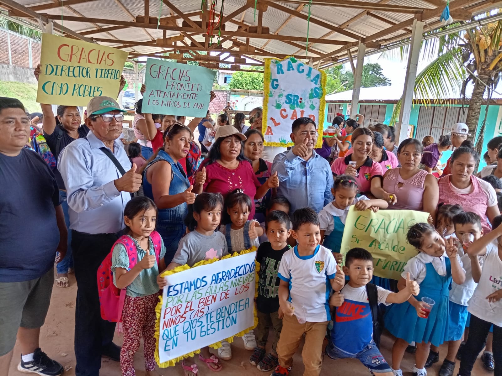 Niños de colegio ucayalino reciben mobiliario educativo del Pronied