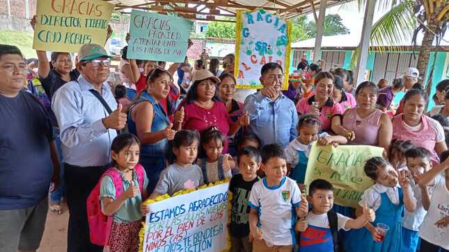 Niños de colegio ucayalino reciben mobiliario educativo del Pronied