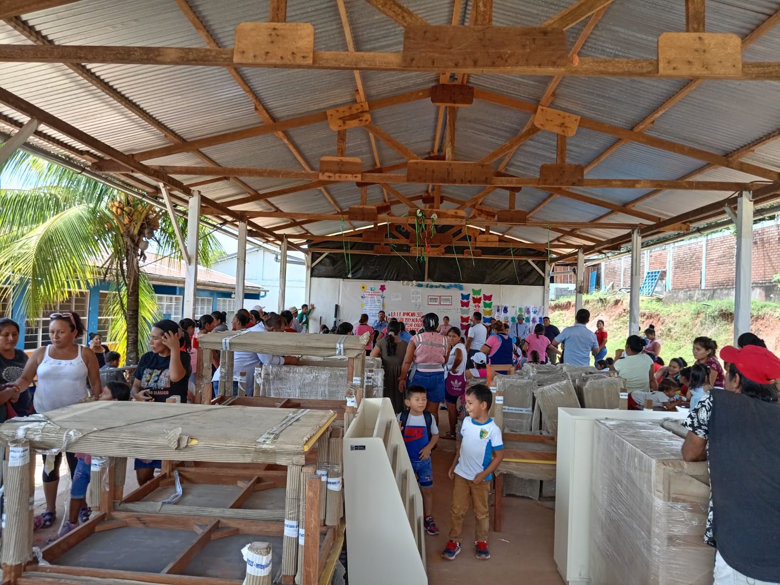 Niños de colegio ucayalino reciben mobiliario educativo del Pronied