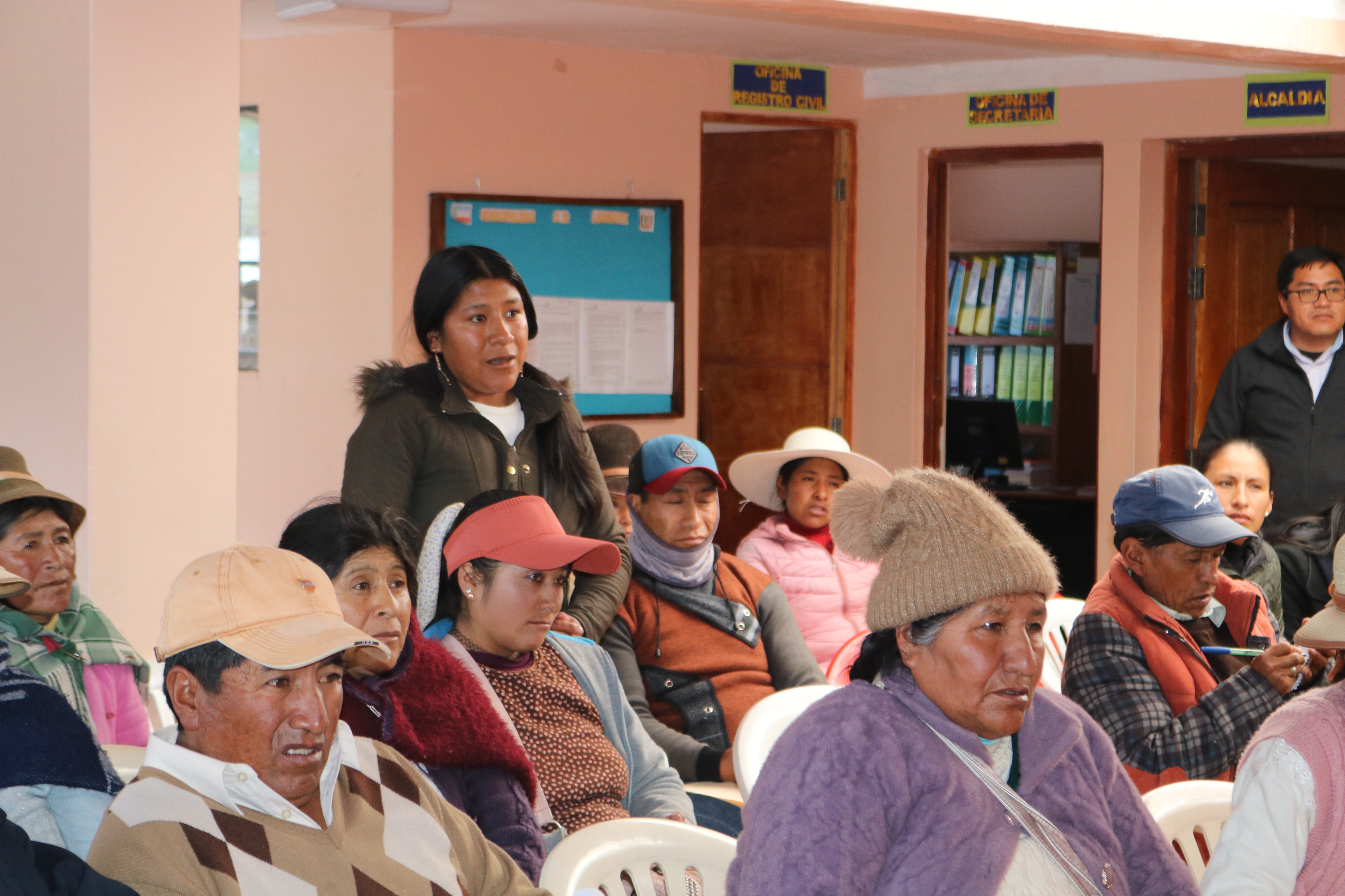 En la fotografía se muestra a una mujer participando en la reunión de Presupuesto Participativo. 