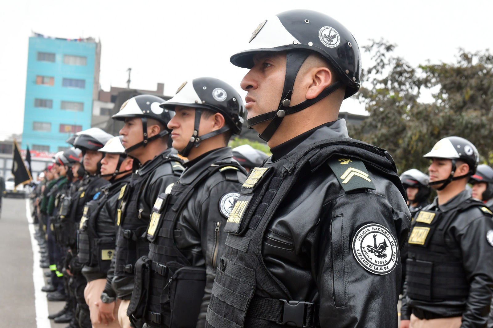 El Ministerio del Interior (Mininter) publicó el Reglamento que establece las medidas mínimas de seguridad para proteger la vida e integridad física de las personas, así como el resguardo del patrimonio público y privado, aplicable a las entidades del sistema financiero que brindan servicios al público.
El Decreto Supremo N° 002-2023-IN, publicado hoy en el diario Oficial El Peruano, dispone que la Superintendencia Nacional de Control de Servicios de Seguridad, Armas, Municiones y Explosivos de Uso Civil (Sucamec) es la autoridad competente para la verificación, certificación, control y sanción con relación al cumplimiento de las medidas mínimas de seguridad establecidas.