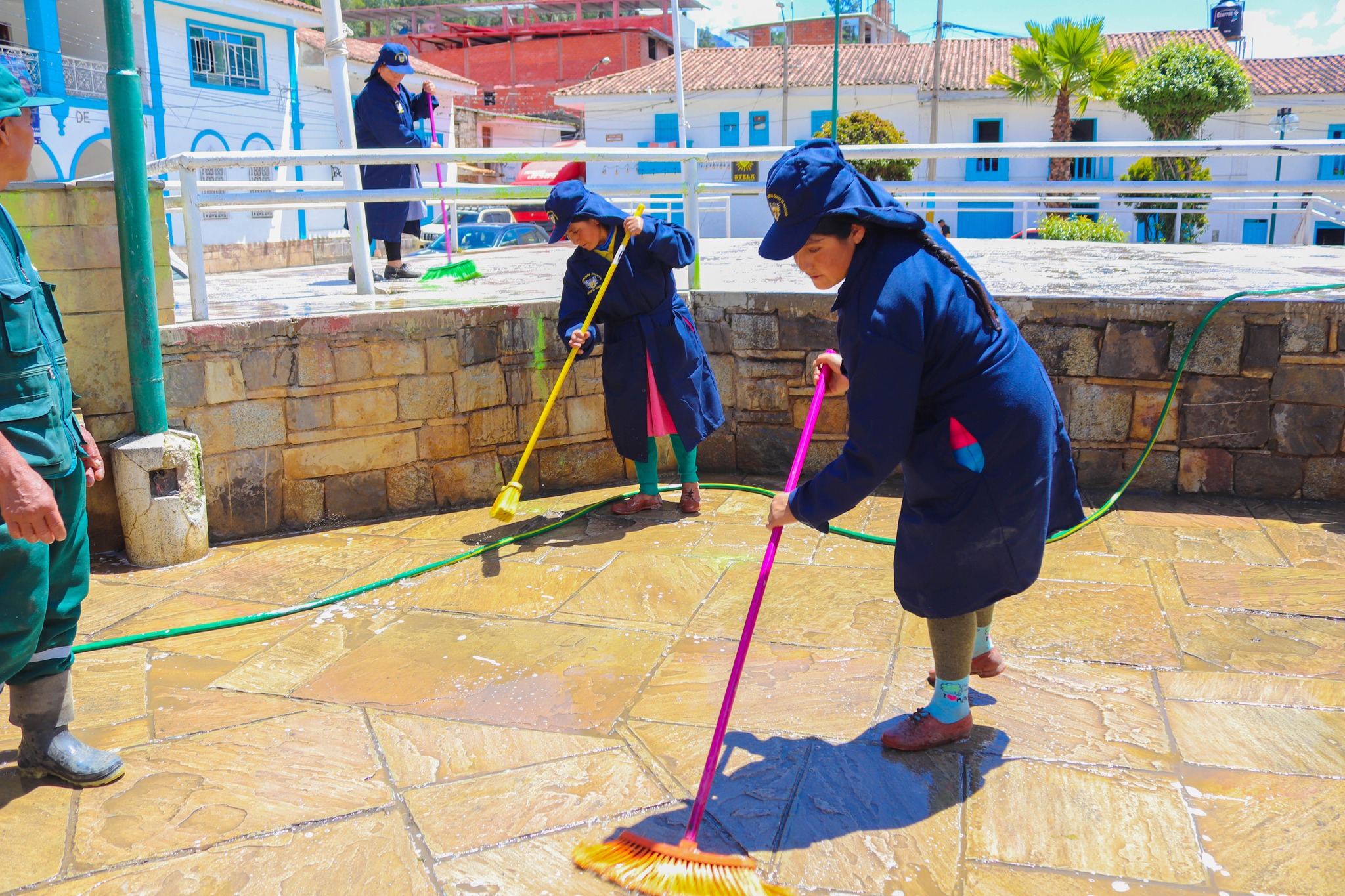 Limpieza de las calles y la plaza de amas de ChavΓn de HuΓ‘ntar