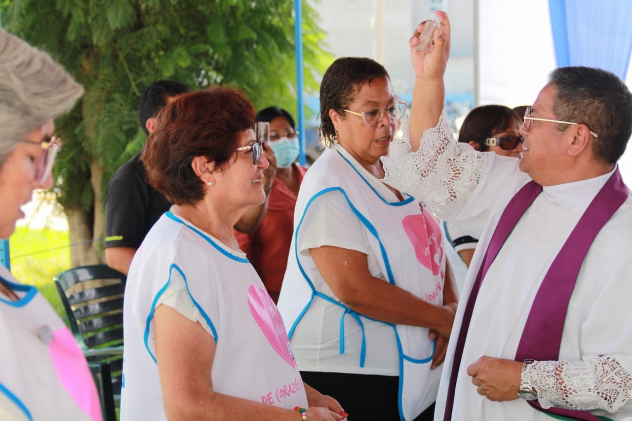 Asistentes recibieron la bendición durante la paraliturgia