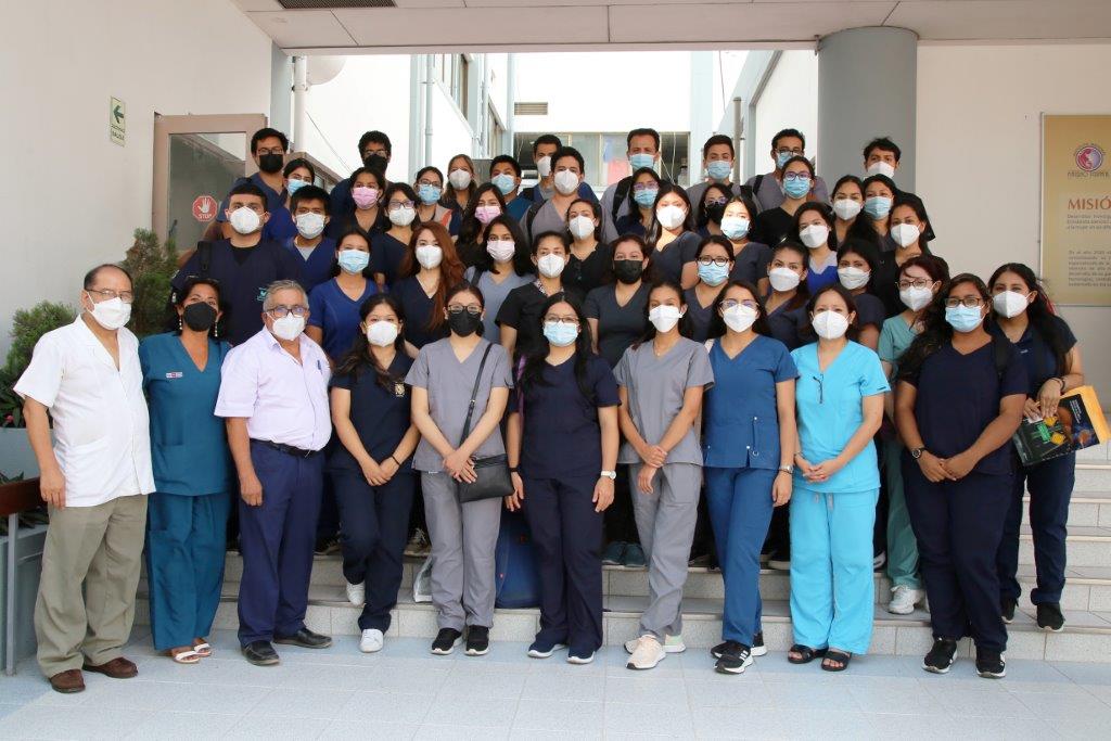 Internos de tecnología médica y psicología acompañados del Dr. Meza y tutores