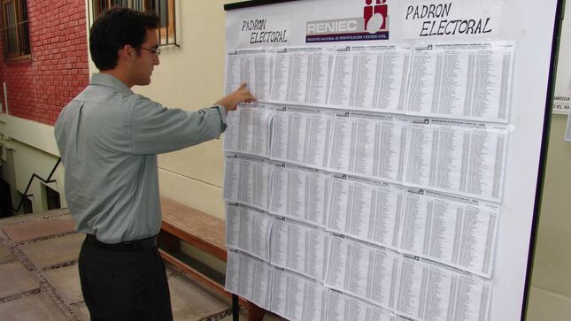 Elector verificando lista de padrón electoral