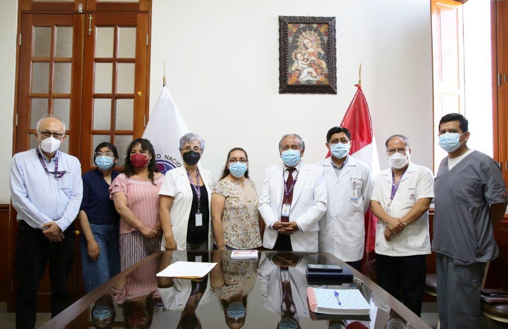 Director del INMP, equipo de gestión y autoridades del Hospital de Huancavelica posan en sala de reuniones