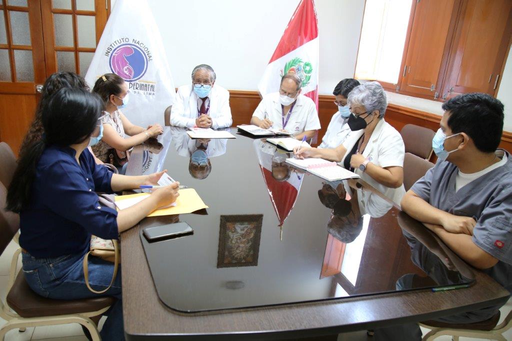 Autoridades reunidas en sala de dirección del INMP 