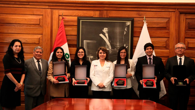 En la imagen aparece la ministra de Salud y los primeros puestos del examen nacional de medicina
