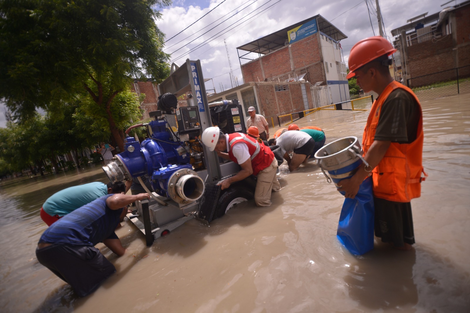 Ministerio de Vivienda intensifica labores de limpieza en zonas afectadas por lluvias en Piura