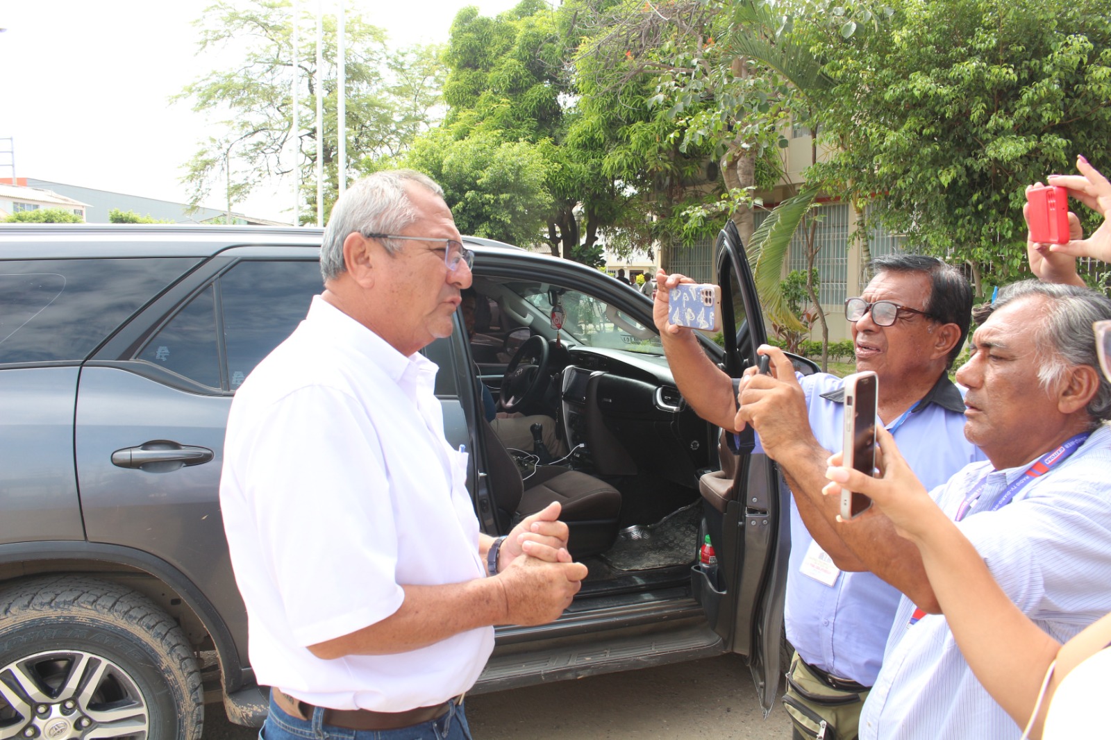 Gobernador declarando para medios locales
