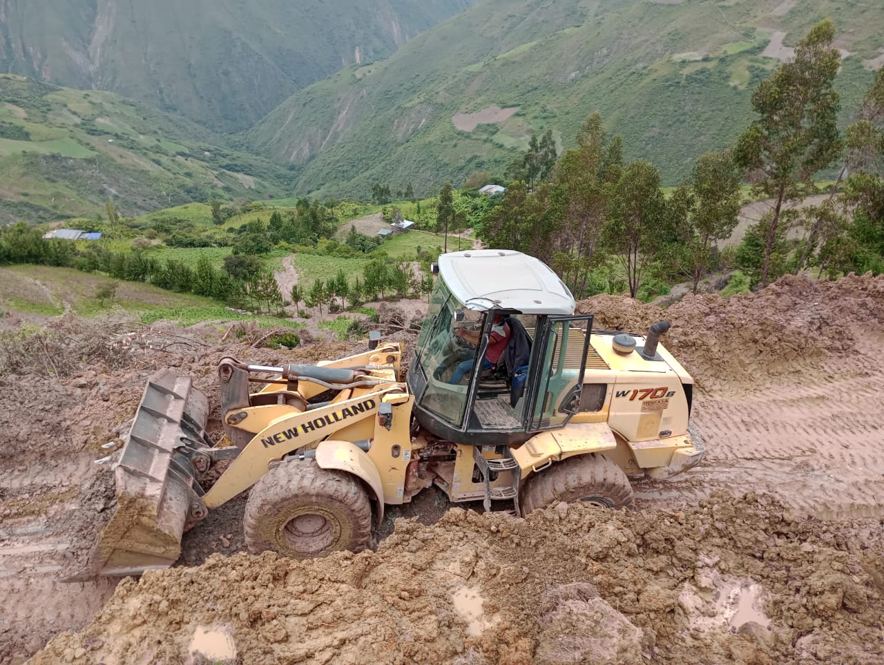 maquinaria realizando trabajo de limpieza de derrumbe en vía