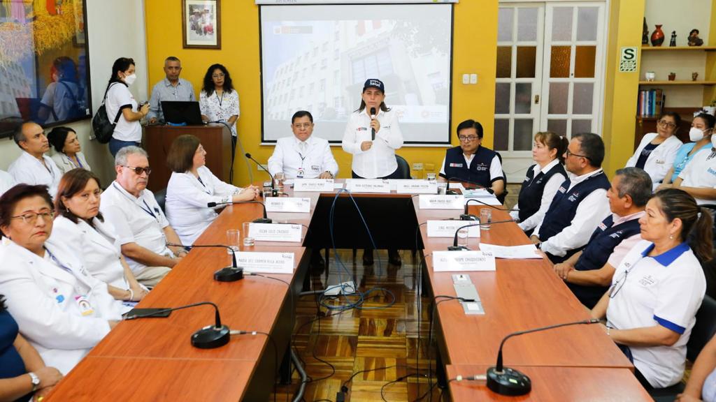 Ministra Gutiérrez: “Tomaremos las acciones correctivas contra el personal de salud que no esté al servicio de sus pacientes”