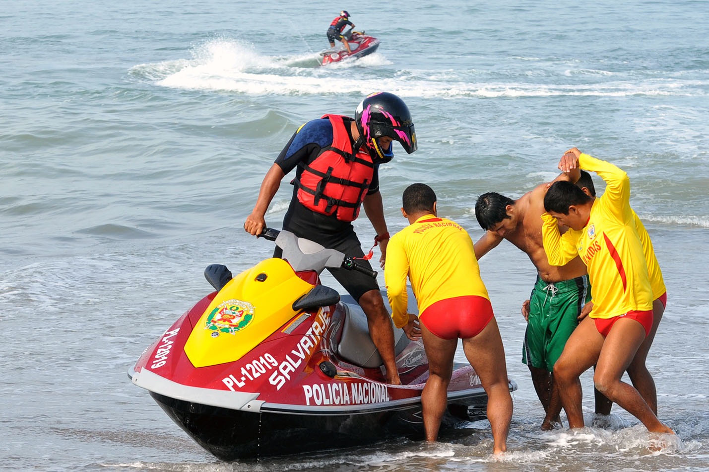 La Unidad de Salvataje de la Policía Nacional desplazó a 214 salvavidas en las 72 playas del litoral limeño, entre los balnearios de Chacra y Mar de Ancón hasta Cerro Azul en Cañete, donde se registra masiva concurrencia de personas durante los días feriados de Semana Santa y brindan especial atención en zonas de campamentos.
Con la finalidad de prevenir emergencias, la Unidad de Salvataje brinda una serie de recomendaciones a la población para asistir a las playas como: verificar la presencia de un salvavidas de la Policía Nacional del Perú y antes de ingresar al mar, observar las banderas de seguridad: color rojo, evitar entrar al mar; amarillo, tomar las precauciones, y verde, ingresar sin problema, siempre y cuando las personas sepan nadar.
También recomendaron no confiarse en las playas de oleaje calmado porque las corrientes pueden hallarse internamente. Asimismo, recordó nadar en forma paralela a la orilla, nunca mar adentro y no nadar en zonas rocosas ni donde existan corrientes marinas.
La PNP también insta a los bañistas a no perder de vista a los menores de edad y a no acercarse a los botes o lugares donde se practique tabla hawaiana o deportes similares. Además, debido a la emergencia climática que vive actualmente nuestro país, la PNP recomienda que antes de viajar se debe consultar el estado climático de la zona a visitar.
Plan Verano 2023
En el marco del Plan Verano 2023, la Policía de Salvataje realizó, a la fecha, 629 rescates de personas que estaban en peligro de ahogarse en la jurisdicción de Ancón hasta Cerro Azul. De este total, 342 fueron varones mayores de edad, 133 varones menores de edad, 91 mujeres mayores de edad y 61 mujeres menores de edad.
Estos rescates se llevaron a cabo gracias a la respuesta de los profesionales de la Policía de Salvataje, quienes pusieron en marcha sus habilidades y conocimientos para garantizar la seguridad de los bañistas.