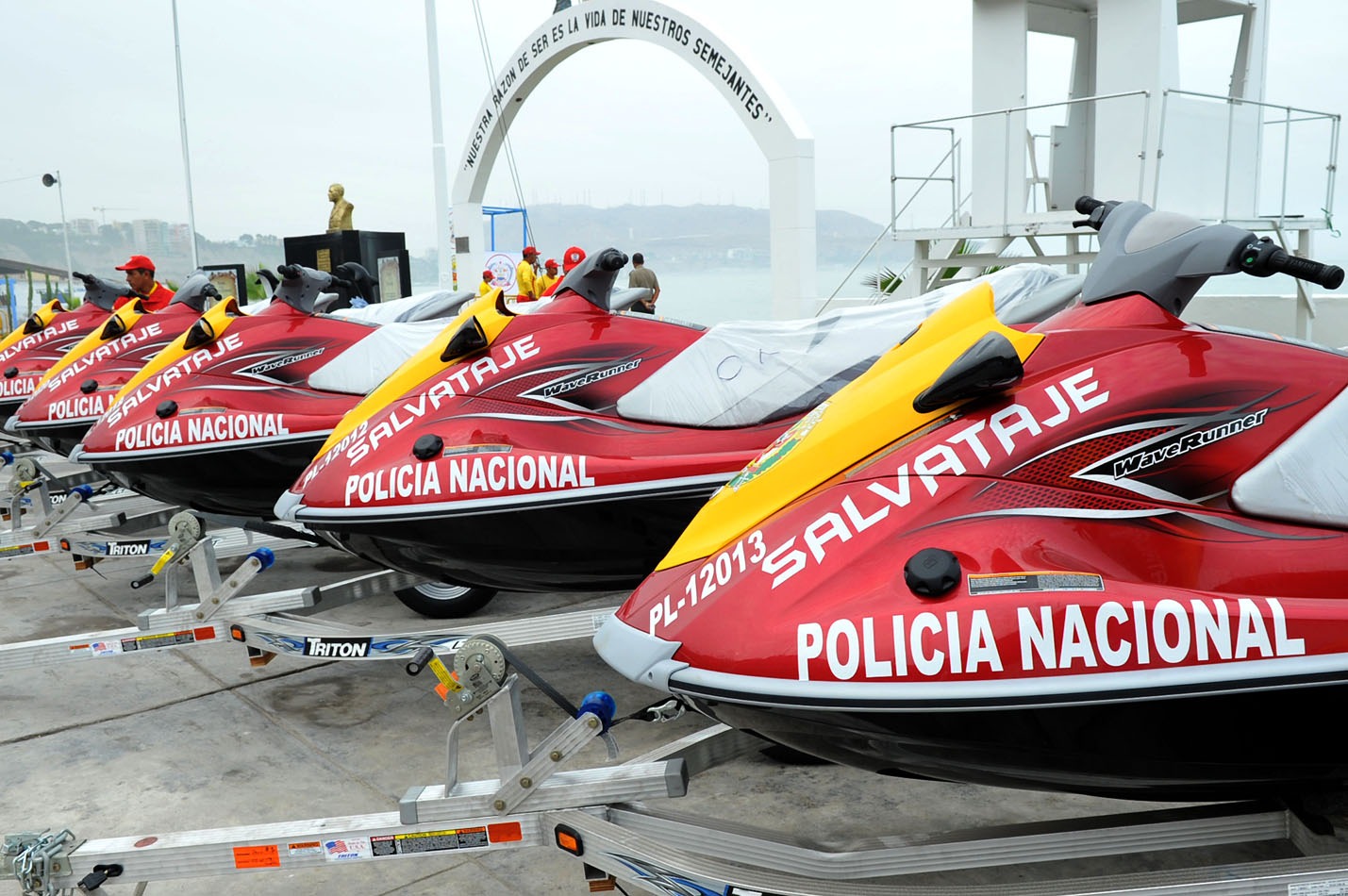 La Unidad de Salvataje de la Policía Nacional desplazó a 214 salvavidas en las 72 playas del litoral limeño, entre los balnearios de Chacra y Mar de Ancón hasta Cerro Azul en Cañete, donde se registra masiva concurrencia de personas durante los días feriados de Semana Santa y brindan especial atención en zonas de campamentos.
Con la finalidad de prevenir emergencias, la Unidad de Salvataje brinda una serie de recomendaciones a la población para asistir a las playas como: verificar la presencia de un salvavidas de la Policía Nacional del Perú y antes de ingresar al mar, observar las banderas de seguridad: color rojo, evitar entrar al mar; amarillo, tomar las precauciones, y verde, ingresar sin problema, siempre y cuando las personas sepan nadar.
También recomendaron no confiarse en las playas de oleaje calmado porque las corrientes pueden hallarse internamente. Asimismo, recordó nadar en forma paralela a la orilla, nunca mar adentro y no nadar en zonas rocosas ni donde existan corrientes marinas.
La PNP también insta a los bañistas a no perder de vista a los menores de edad y a no acercarse a los botes o lugares donde se practique tabla hawaiana o deportes similares. Además, debido a la emergencia climática que vive actualmente nuestro país, la PNP recomienda que antes de viajar se debe consultar el estado climático de la zona a visitar.
Plan Verano 2023
En el marco del Plan Verano 2023, la Policía de Salvataje realizó, a la fecha, 629 rescates de personas que estaban en peligro de ahogarse en la jurisdicción de Ancón hasta Cerro Azul. De este total, 342 fueron varones mayores de edad, 133 varones menores de edad, 91 mujeres mayores de edad y 61 mujeres menores de edad.
Estos rescates se llevaron a cabo gracias a la respuesta de los profesionales de la Policía de Salvataje, quienes pusieron en marcha sus habilidades y conocimientos para garantizar la seguridad de los bañistas.