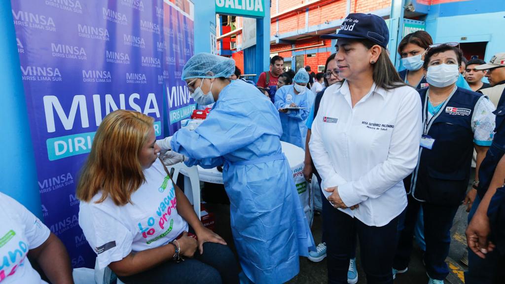 Titular de Salud supervisó la jornada de vacunación realizada en el Terminal Pesquero de VMT para proteger al público y comerciantes.