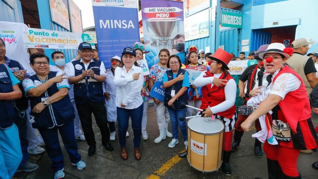 Titular de Salud supervisó la jornada de vacunación realizada en el Terminal Pesquero de VMT para proteger al público y comerciantes.