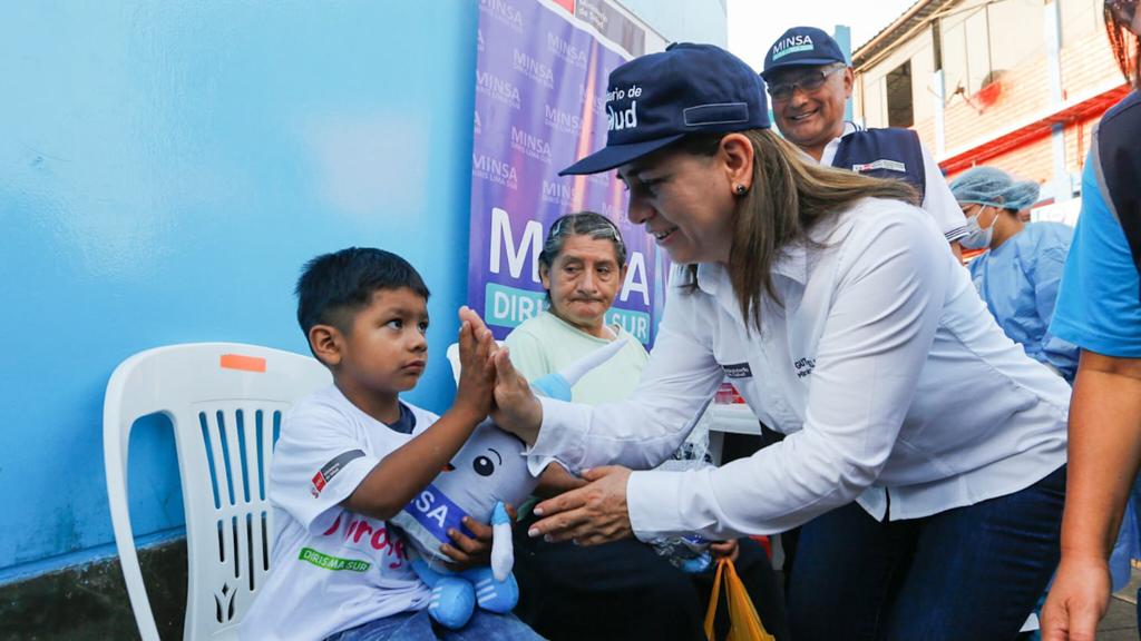 Titular de Salud supervisó la jornada de vacunación realizada en el Terminal Pesquero de VMT para proteger al público y comerciantes.