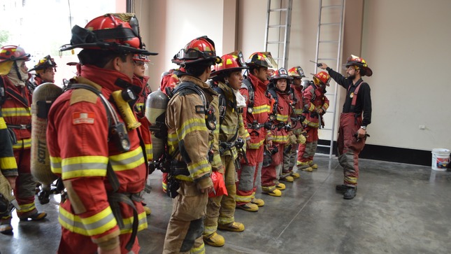 Un total de 15 mil efectivos de 247 compañías del Cuerpo General de Bomberos Voluntarios del Perú (CGBVP) están listos para atender emergencias durante el feriado largo por Semana Santa a nivel nacional.

Según las estadísticas de las emergencias atendidas durante estas fechas, en años anteriores, la mayor cantidad de llamados de auxilio es para atender rescates por accidente vehicular y por urgencias médicas. En segundo lugar, los cortos circuitos en el hogar, así como las fugas de gas en las viviendas.

El comandante General del CGBVP, Brigadier General CBP Luis Antonio Ponce La Jara, informó que los rescatistas y paramédicos estarán de guardia permanente para atender cualquier incidente que pueda producirse durante el fin de semana, brindando la tranquilidad necesaria a la población en las diferentes regiones del país.

La Central de Emergencias 116 de los bomberos voluntarios también se encuentra lista para atender la recarga de llamadas telefónicas que en estos días aumentan en un 35 %. 

Los bomberos, desde sus respectivas bases o cuarteles, entraron en estado de alerta desde las cero horas del 6 de abril hasta las cero horas del lunes 10 de abril.

