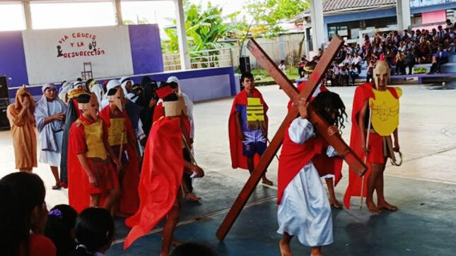 Estudiantes de I.E. Señor de los Milagros con bendición de ramos y vía crucis de pasión y muerte de cristo celebran semana santa 