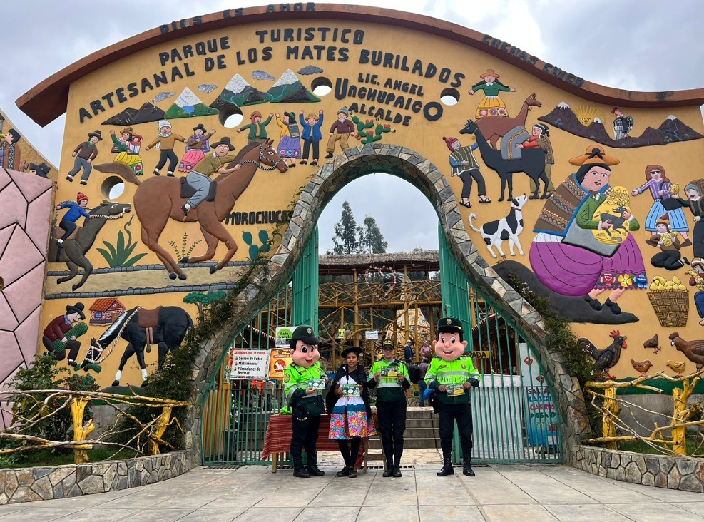La Policía Nacional del Perú brinda seguridad y un agradable recibimiento a aproximadamente 20 mil turistas nacionales y extranjeros que llegaron a la ciudad de Junín para pasar el feriado de Semana Santa
La Policía de Turismo, en coordinación con autoridades locales organizó, entre otros, bailes típicos, regalos y la entrega de bebidas, como mate de muña, típica de la zona.
La iniciativa de dar una cálida bienvenida a los visitantes es parte de un esfuerzo más amplio para promover el turismo en la región de Junín. El objetivo es que los visitantes se sientan bienvenidos y seguros mientras disfrutan de todo lo que la región tiene para ofrecer.
En el aeropuerto Francisco Carlé y los tres terminales terrestres de la ciudad, los visitantes tuvieron la oportunidad de ver y participar en los bailes tradicionales de la región como Santiago, Huaylarsh y danza de Avelinos.
En tanto, diversas unides especializadas de la Policía custodian los principales centros turísticos, así como las calles del Centro Histórico y los accesos a la ciudad para mantener el orden y dar tranquilidad a los visitantes
La Policía Nacional destacó la importancia de este tipo de iniciativas para promover el turismo en la región, no solo por su impacto positivo en la economía local, sino también por la oportunidad de compartir la cultura y tradiciones de la zona con personas del país y de todo el mundo.