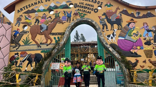 La Policía Nacional del Perú brinda seguridad y un agradable recibimiento a aproximadamente 20 mil turistas nacionales y extranjeros que llegaron a la ciudad de Junín para pasar el feriado de Semana Santa 

La Policía de Turismo, en coordinación con autoridades locales organizó, entre otros, bailes típicos, regalos y la entrega de bebidas, como mate de muña, típica de la zona.

La iniciativa de dar una cálida bienvenida a los visitantes es parte de un esfuerzo más amplio para promover el turismo en la región de Junín. El objetivo es que los visitantes se sientan bienvenidos y seguros mientras disfrutan de todo lo que la región tiene para ofrecer.

En el aeropuerto Francisco Carlé y los tres terminales terrestres de la ciudad, los visitantes tuvieron la oportunidad de ver y participar en los bailes tradicionales de la región como Santiago, Huaylarsh y danza de Avelinos.

En tanto, diversas unides especializadas de la Policía custodian los principales centros turísticos, así como las calles del Centro Histórico y los accesos a la ciudad para mantener el orden y dar tranquilidad a los visitantes 

La Policía Nacional destacó la importancia de este tipo de iniciativas para promover el turismo en la región, no solo por su impacto positivo en la economía local, sino también por la oportunidad de compartir la cultura y tradiciones de la zona con personas del país y de todo el mundo.
