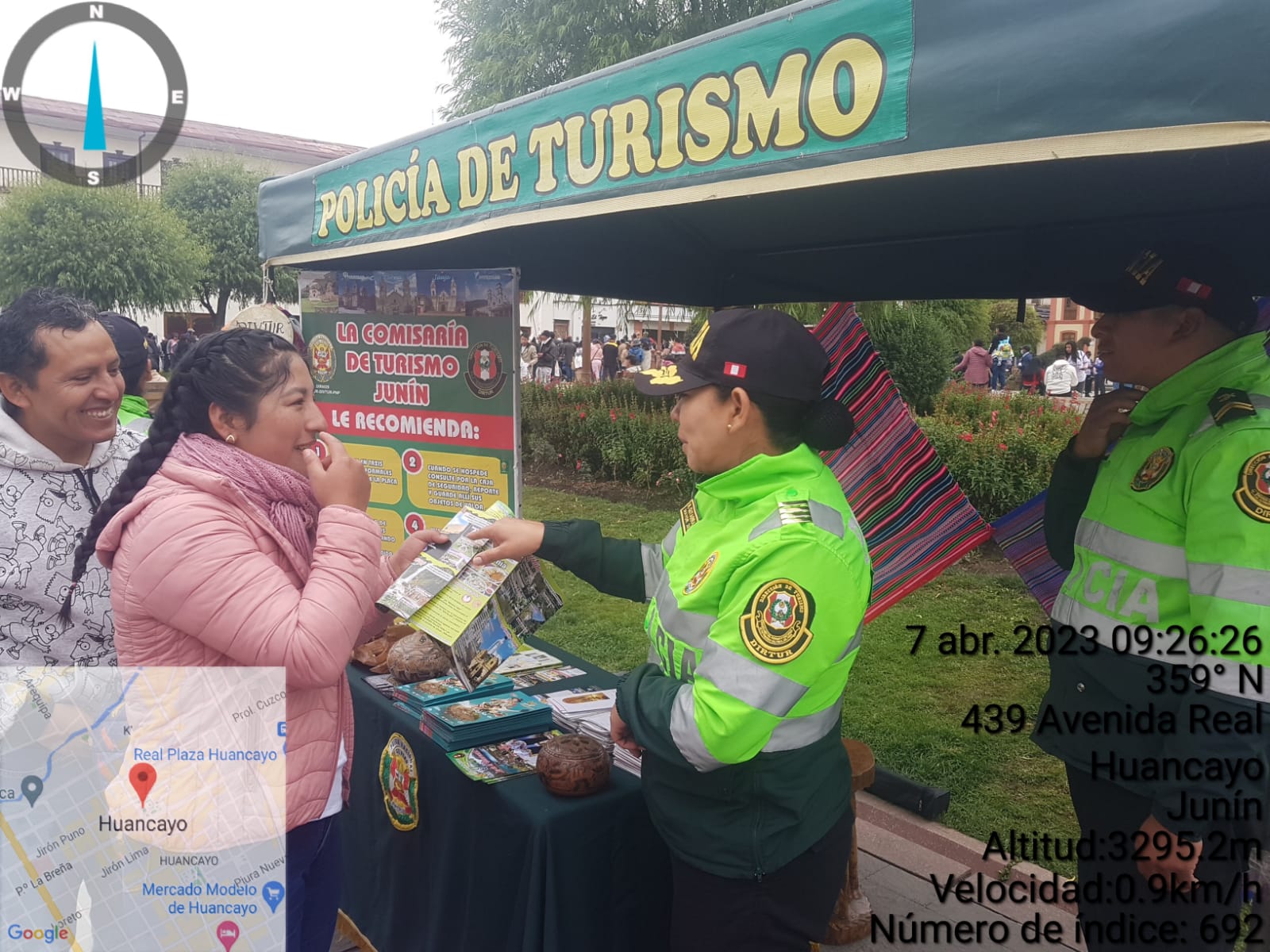 La Policía Nacional del Perú brinda seguridad y un agradable recibimiento a turistas nacionales y extranjeros que llegaron a la ciudad de Junín para pasar el feriado de Semana Santa.
La Policía de Turismo, en coordinación con autoridades locales organizó, entre otros, bailes típicos, regalos y la entrega de bebidas, como mate de muña, típica de la zona.
La iniciativa de dar una cálida bienvenida a los visitantes es parte de un esfuerzo más amplio para promover el turismo en la región de Junín. El objetivo es que los visitantes se sientan bienvenidos y seguros mientras disfrutan de todo lo que la región tiene para ofrecer.
En el aeropuerto Francisco Carlé y los tres terminales terrestres de la ciudad, los visitantes tuvieron la oportunidad de ver y participar en los bailes tradicionales de la región como Santiago, Huaylarsh y danza de Avelinos.
En tanto, diversas unides especializadas de la Policía custodian los principales centros turísticos, así como las calles del Centro Histórico y los accesos a la ciudad para mantener el orden y dar tranquilidad a los visitantes
La Policía Nacional destacó la importancia de este tipo de iniciativas para promover el turismo en la región, no solo por su impacto positivo en la economía local, sino también por la oportunidad de compartir la cultura y tradiciones de la zona con personas del país y de todo el mundo.