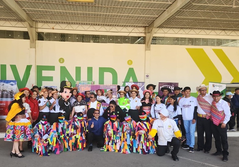 La Policía Nacional del Perú brinda seguridad y un agradable recibimiento a turistas nacionales y extranjeros que llegaron a la ciudad de Junín para pasar el feriado de Semana Santa.
La Policía de Turismo, en coordinación con autoridades locales organizó, entre otros, bailes típicos, regalos y la entrega de bebidas, como mate de muña, típica de la zona.
La iniciativa de dar una cálida bienvenida a los visitantes es parte de un esfuerzo más amplio para promover el turismo en la región de Junín. El objetivo es que los visitantes se sientan bienvenidos y seguros mientras disfrutan de todo lo que la región tiene para ofrecer.
En el aeropuerto Francisco Carlé y los tres terminales terrestres de la ciudad, los visitantes tuvieron la oportunidad de ver y participar en los bailes tradicionales de la región como Santiago, Huaylarsh y danza de Avelinos.
En tanto, diversas unides especializadas de la Policía custodian los principales centros turísticos, así como las calles del Centro Histórico y los accesos a la ciudad para mantener el orden y dar tranquilidad a los visitantes
La Policía Nacional destacó la importancia de este tipo de iniciativas para promover el turismo en la región, no solo por su impacto positivo en la economía local, sino también por la oportunidad de compartir la cultura y tradiciones de la zona con personas del país y de todo el mundo.