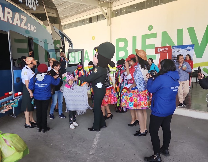 La Policía Nacional del Perú brinda seguridad y un agradable recibimiento a turistas nacionales y extranjeros que llegaron a la ciudad de Junín para pasar el feriado de Semana Santa
La Policía de Turismo, en coordinación con autoridades locales organizó, entre otros, bailes típicos, regalos y la entrega de bebidas, como mate de muña, típica de la zona.
La iniciativa de dar una cálida bienvenida a los visitantes es parte de un esfuerzo más amplio para promover el turismo en la región de Junín. El objetivo es que los visitantes se sientan bienvenidos y seguros mientras disfrutan de todo lo que la región tiene para ofrecer.
En el aeropuerto Francisco Carlé y los tres terminales terrestres de la ciudad, los visitantes tuvieron la oportunidad de ver y participar en los bailes tradicionales de la región como Santiago, Huaylarsh y danza de Avelinos.
En tanto, diversas unides especializadas de la Policía custodian los principales centros turísticos, así como las calles del Centro Histórico y los accesos a la ciudad para mantener el orden y dar tranquilidad a los visitantes
La Policía Nacional destacó la importancia de este tipo de iniciativas para promover el turismo en la región, no solo por su impacto positivo en la economía local, sino también por la oportunidad de compartir la cultura y tradiciones de la zona con personas del país y de todo el mundo.
