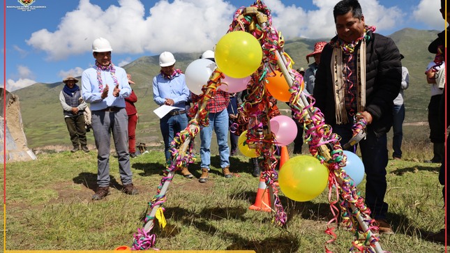 La Municipalidad Distrital de Colquemarca, a través de la Sub Gerencia de Infraestructura, llevó a cabo la ceremonia de colocación de la primera piedra e inicia la obra de la trocha carrozable en la comunidad campesina de Huaccoto. El evento contó con la presencia de autoridades locales como el alcalde Prof. Santos Oviedo Ataucuri, el regidor Juan Rafael Zapata Choque, presidente de la comisión de obras, la regidora Wilma Julia Yupanqui Ordoñez, el presidente de la comunidad Victoriano Castillo Rayme, la Ing. Yndira Chávez Velazques sub gerente de infraestructura y el Ing. Rafael Torres Chicata residente de trocha carrozable.
La trocha carrozable tendrá un recorrido de 5.2 km desde el sector San Pedro hasta Rio Condeña y será de gran beneficio para los agricultores, ya que les permitirá movilizar su producción de plantas frutales de manera más eficiente y segura. Durante el evento, el alcalde señaló que el objetivo de esta obra es mejorar las condiciones de vida de los agricultores y brindarles un lugar adecuado para transportar sus productos, lo cual fue aplaudido por los presentes.
Esta iniciativa es un ejemplo del compromiso de la Municipalidad Distrital de Colquemarca en mejorar la calidad de vida de los habitantes de la zona rural, y continuará trabajando para desarrollar proyectos que contribuyan al crecimiento y desarrollo de la región.
¡Colquemarca, un nuevo comienzo con oportunidades para todos!
Prof. Santos Oviedo Ataucuri - Alcalde
Gestión 2023 - 2026

