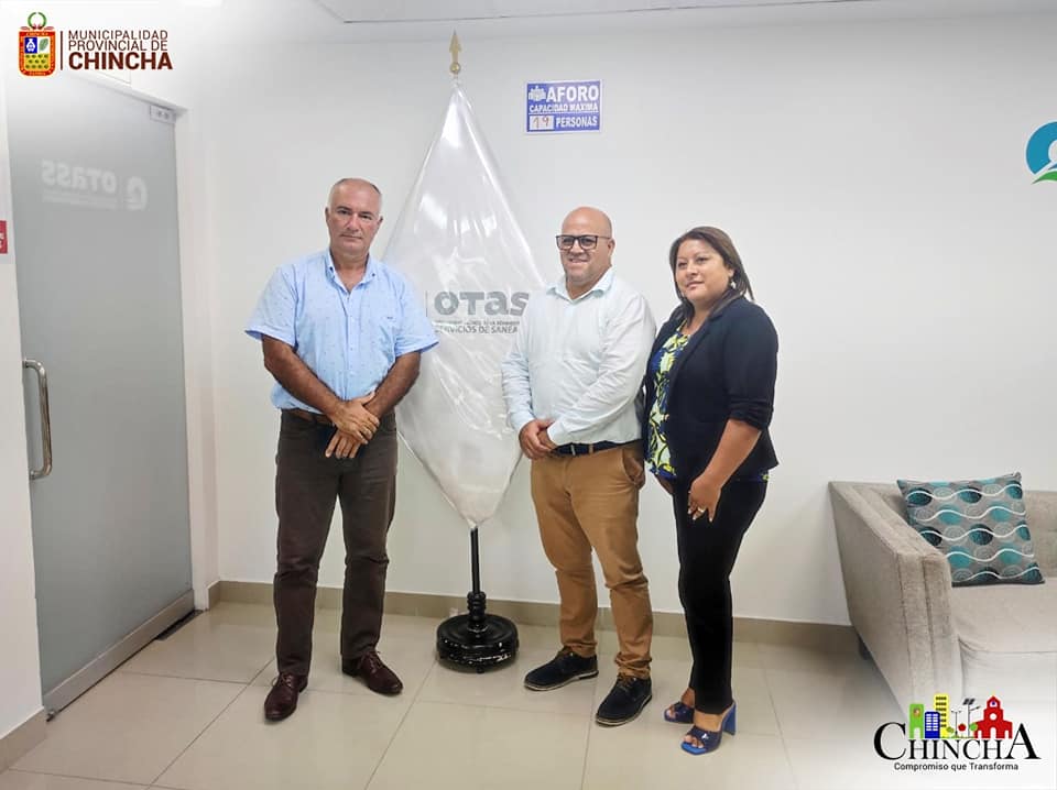 El alcalde provincial, Ing. César Carranza, además solicitó, que nuestra empresa municipal de agua potable y alcantarillado SEMAPACH S.A., sea administrada y dirigida por porfesionales de nivel, que ofrezcan soluciones y mejoras en los servicio básicos para todas las familias chinchanas. Así mismo, recordó que desde que la intervención a SEMAPACH S.A., no han existido mejoras de los servicios y atención a los usuarios, a pesar que era uno de los compromisos asumidos por el Ministerio de Vivienda, Construcción y Saneamiento a través de este organismo (OTASS) y solucionar estos problemas que adolece por años nuestra provincia de Chincha.
Al término de la reunión los representantes de OTASS, manifestraron que pronto habrá novedades para Chincha en cuanto al manejo de la EPS. SEMAPACH S.A.