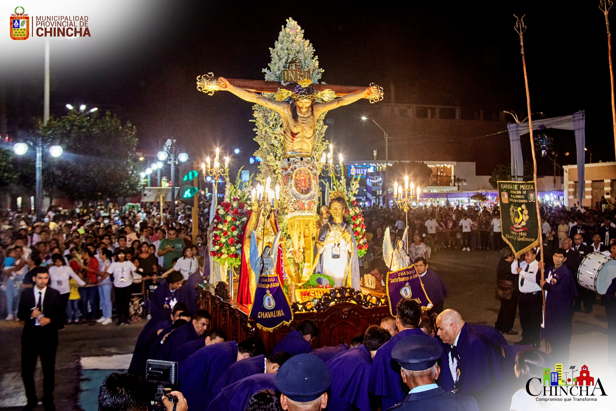 Con fe y devoción, el alcalde provincial, regidores y funcionarios municipales, rindieron un merecido homenaje al Señor Crucificado de Chincha, la sagrada imagen, salió en procesión para derramar bendiciones en su recorrido, iniciando por el local central de la entidad municipal, para luego continuar por los sectores ya programados durante la semana santa.