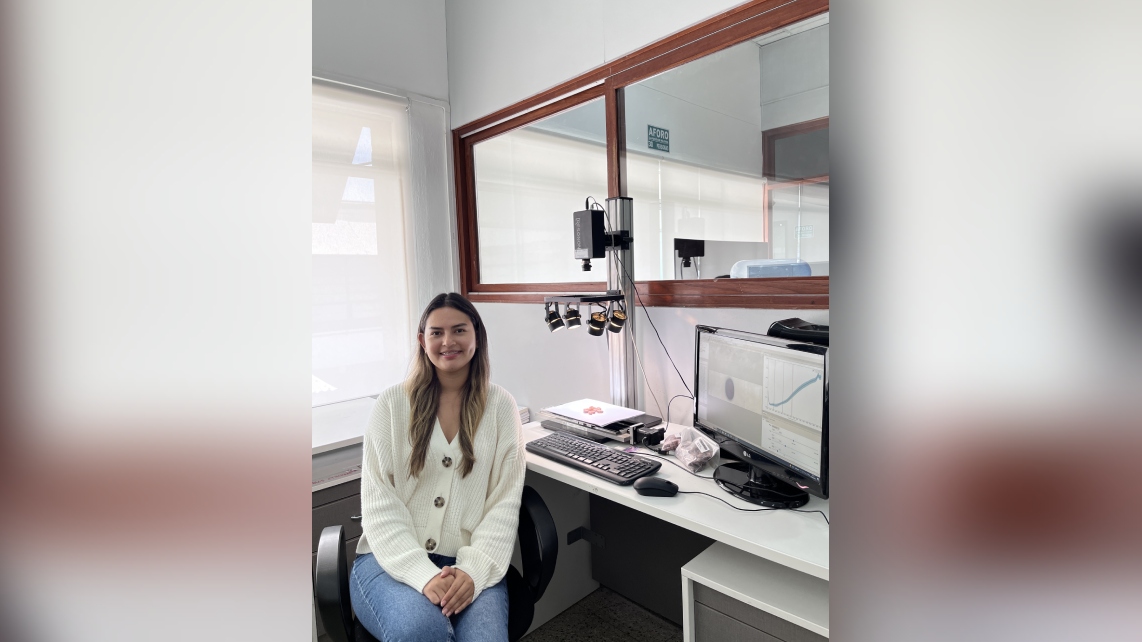 Talento Keyla Checa en el Laboratorio de Sistemas Automáticos de Control, de la Universidad de Piura
