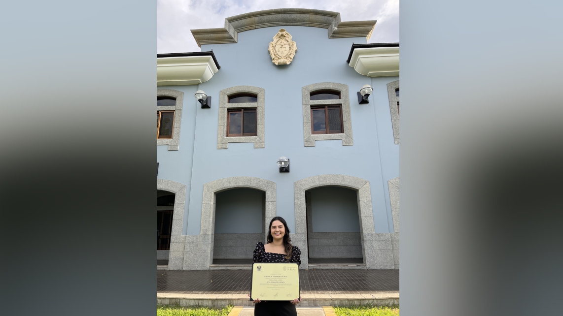 Titulación  de Keyla Checa en la Universidad de Piura.