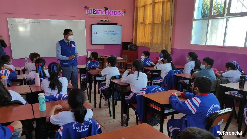 escolares en clases