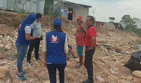 personas en ribera de río