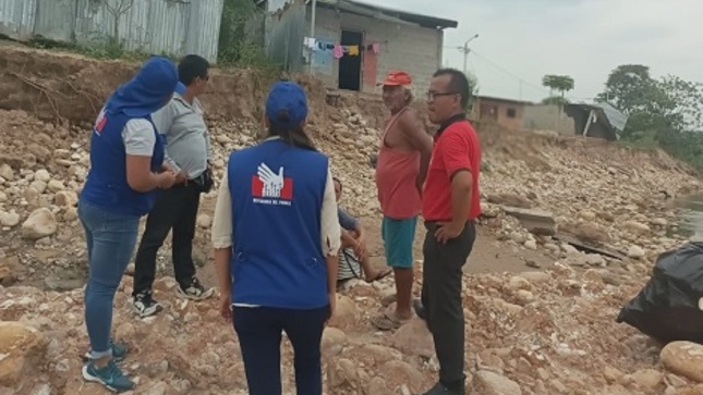 personas en ribera de río
