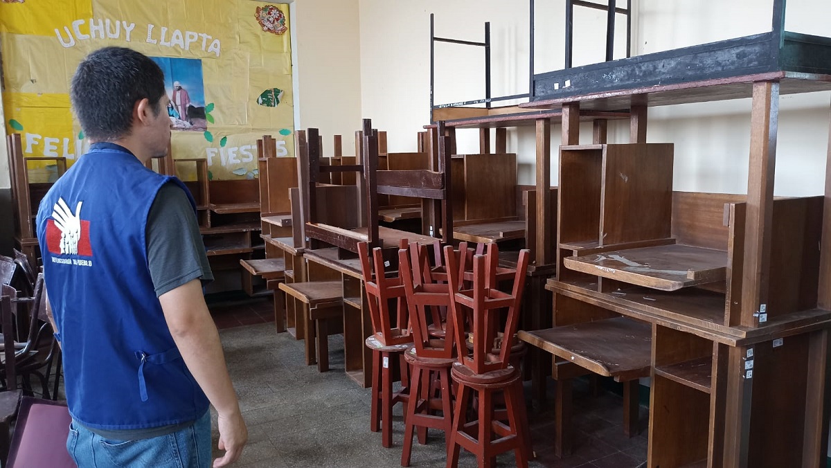 persona al interior de un aula escolar