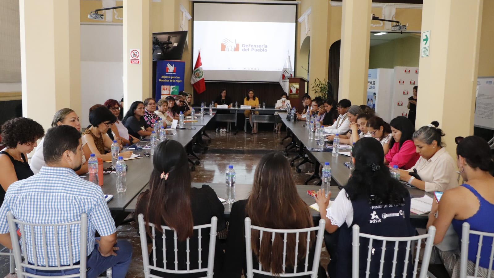 personas en reunión de trabajo en la sede de la Defensoría del Pueblo