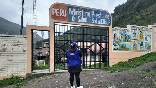 representante de la Defensoría del Pueblo llegando a centro de salud