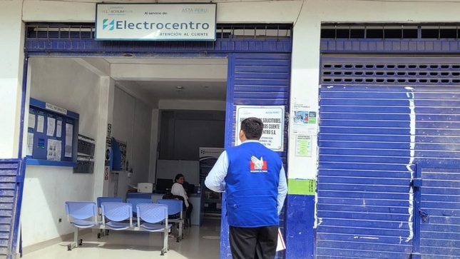 Representante de la Defensoría del Pueblo llegando a sede de Electrocentro