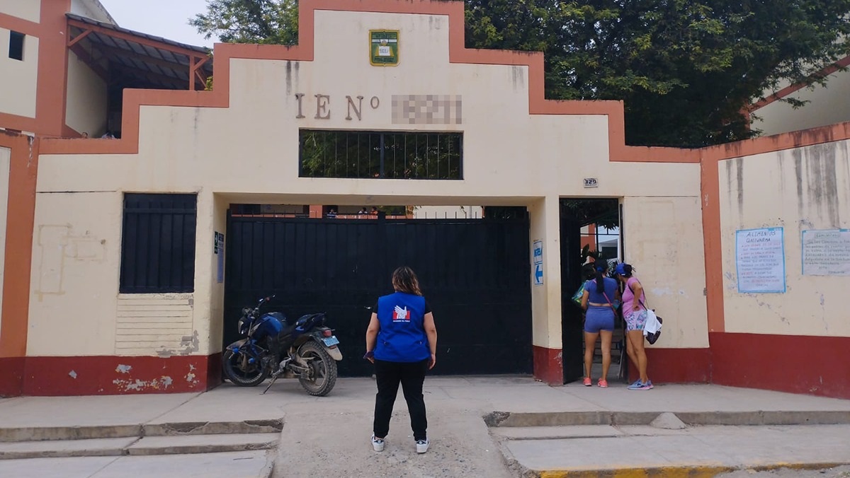 Representante de la Defensoría del Pueblo llegando a colegio en Amazonas