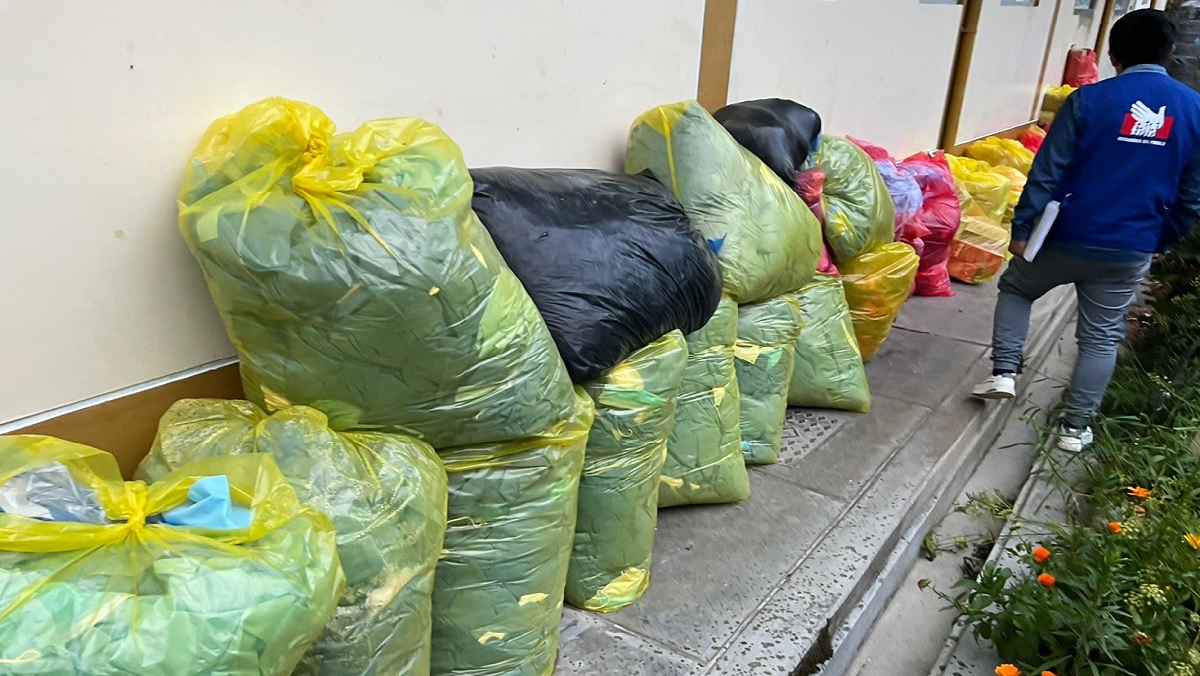 Representante de la Defensoría del Pueblo junto a bolsas con restos biocontaminados