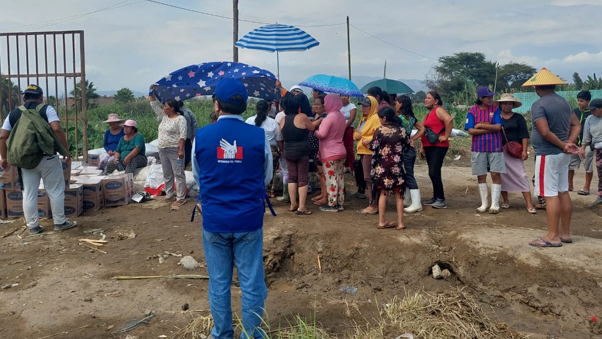 Representante de la Defensoría del Pueblo supervisando atención en una olla común