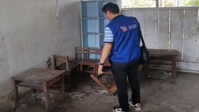 Representante de la Defensoría del Pueblo supervisando colegio en Loreto
