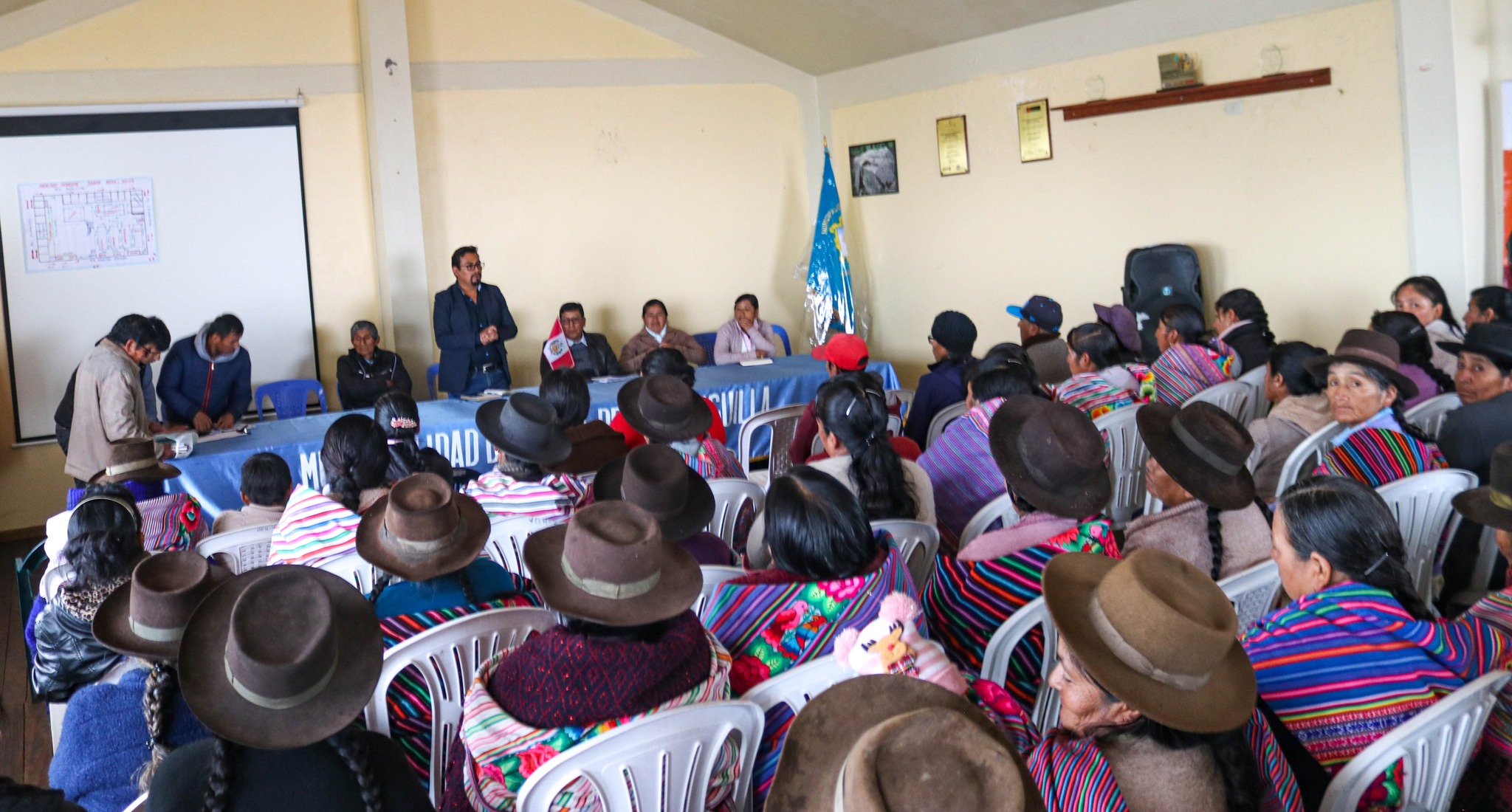 Reunión general con los comerciantes del Mercado Municipal Santa Rosa
